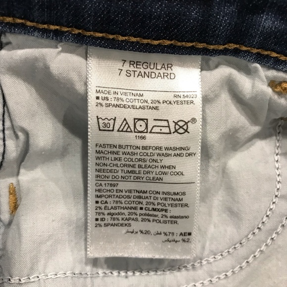 Old Navy Denim Blue Jean Shorts 
Small 6 / 7 Regular 
78% Cotton 20% Polyester - Picture 8 of 10